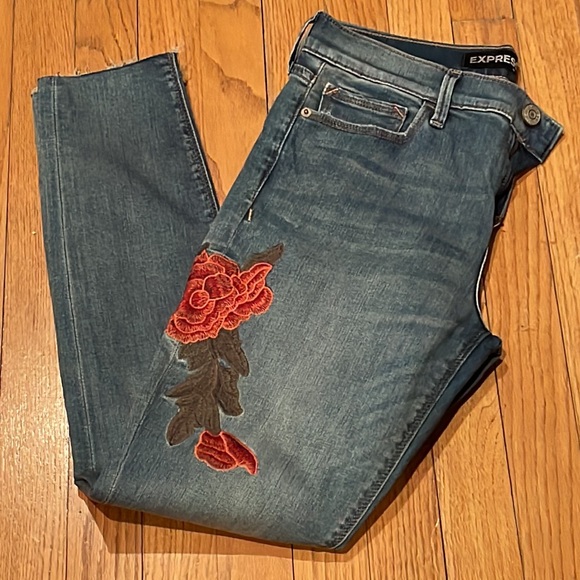 Express Jeans with Roses Embroidered on the side, Ankle Legging, Mid Rise - Picture 13 of 14